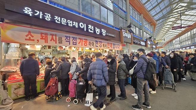 지난 18일 서울 동대문구 경동시장 내 가격이 싸기로 유명한 정육점 앞에 설 차례상을 준비하는 손님들이 길게 줄을 서고 있다. 사진=노유정 기자