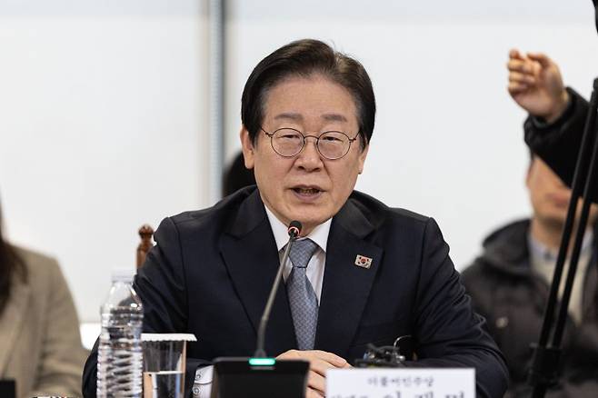 발언하는 이재명 대표 (서울=연합뉴스) 김인철 기자 = 더불어민주당 이재명 대표가 20일 오후 서울 중구 전국은행연합회에서 열린 민생경제 회복을 위한 민주당-은행권 현장간담회에서 발언하고 있다. 2025.1.20 [공동취재] yatoya@yna.co.kr (끝)