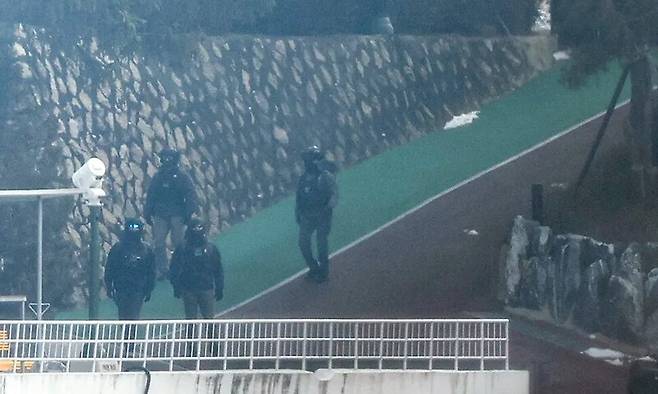 고위공직자범죄수사처(공수처)가 윤석열 대통령에 대한 체포영장을 재발부받은 지 일주일을 맞은 지난 13일 오전 서울 용산구 한남동 대통령 관저에서 경호처 대테러과 소속으로 추정되는 직원들이 순찰하고 있다. 연합뉴스