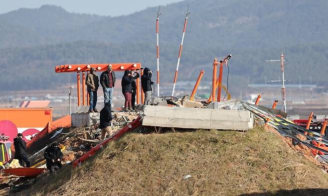 지난달 31일 전남 무안국제공항 제주항공 참사 현장에서 한미합동조사단이 착륙 유도 시설인 방위각제공시설(로컬라이저) 둔덕을 살펴보고 있다. 김영원 기자 forever@hani.co.kr