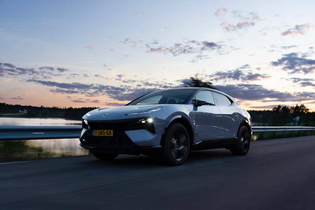 로터스 첫 순수 전기 스포츠유틸리티차(SUV) '엘레트라S'가 도로를 질주하고 있다. 로터스 제공