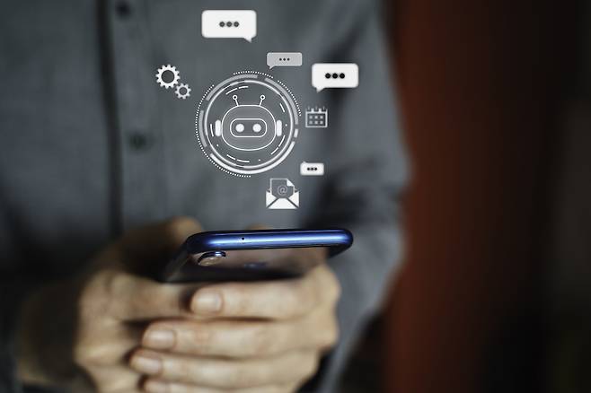 대화형 인공지능(AI)인 챗봇이 사람의 외로움과 사회 불안을 완화하는 데 효과가 있다는 연구 결과가 나왔다./사진=게티이미지뱅크