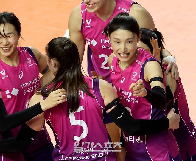 김연경이 21일 오후 인천삼산월드체육관에서 열린 2024-2025 프로배구 V리그 여자부 흥국생명과 IBK기업은행의 경기에서 블로킹 득점을 올리고 기뻐하고 있다. 인천=김민규 기자 mgkim1@edaily.co.kr /2025.01.21/