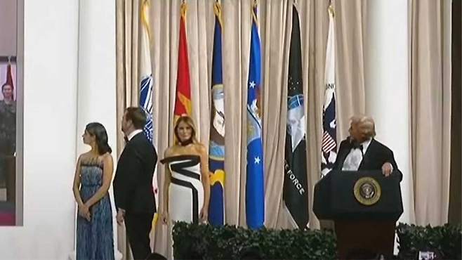 캠프 험프리스 장병들과 통화하는 트럼프 미 대통령 [유튜브 캡처]