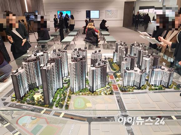 1월 17일 서울 송파구 래미안갤러리 방문객들이 '래미안 원페를라' 견본주택을 둘러보고 있다. [사진=이수현 기자]