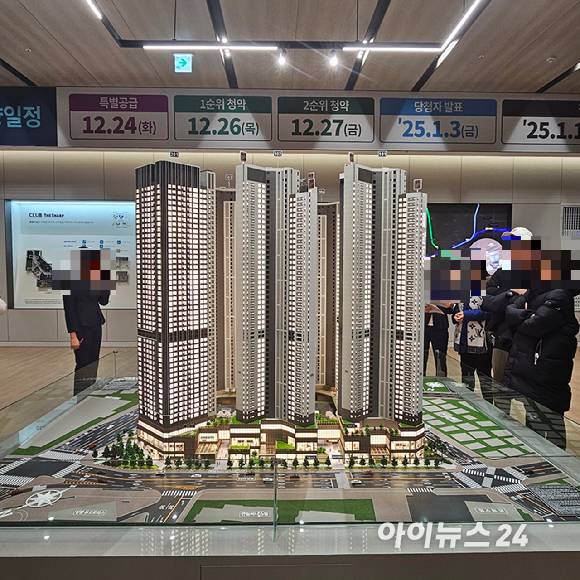 상봉 더샵퍼스트월드 견본주택 방문객들이 모형도를 보고 있다. [사진=이효정 기자 ]