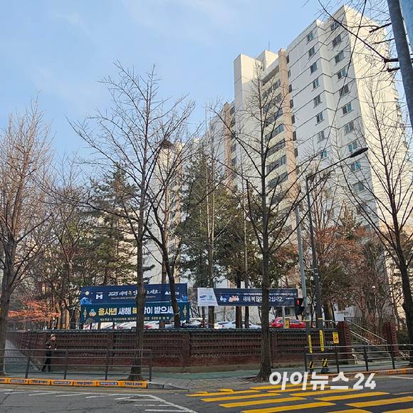 서울 강남구 개포동의 개포6·7단지에 삼성물산 건설부문과 현대건설이 경쟁적으로 현수막을 내걸어 조합원들에게 인사를 건넸다. 2025.01.21 [사진=이효정 기자 ]