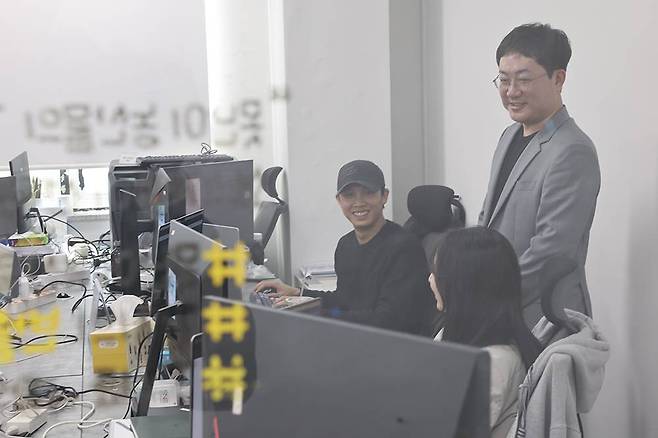 장세훈 대표가 임직원들과 얘기를 나누고 있다 / 출처=IT동아