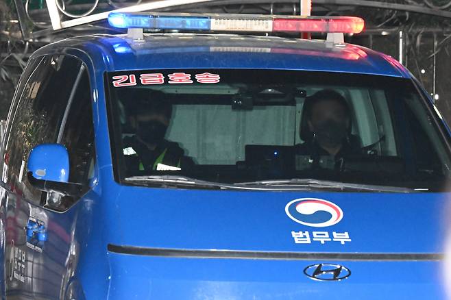 18일 오후 서울 마포구 서울서부지방법원에서 영장실질심사를 받은 윤석열 대통령이 탄 호송차량이 법원을 빠져나가고 있다. 뉴스1