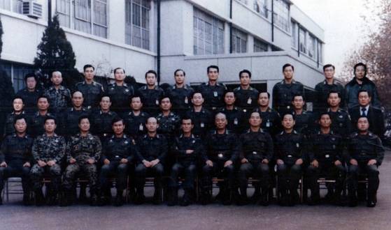 12·12 군사반란의 하나회 주역들. (앞줄 왼쪽부터) 네 번째가 노태우, 다섯 번째가 전두환 전 대통령. (셋째 줄 왼쪽부터) 일곱 번째에 김진영 전 육군참모총장도 보인다. 김 전 총장은 2021년 12월 윤석열 대선 캠프에서 활동하던 김용현 전 국방부 장관을 만났다. [중앙포토]