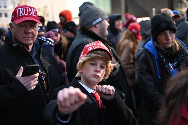 도널드 트럼프 대통령 지지자들이 20일(현지시간) 워싱턴 캐피털 원 아레나 인근에 모여 있다. AFP연합뉴스
