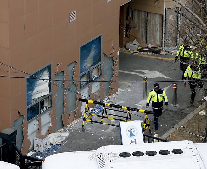 윤석열 대통령에 대한 구속영장이 발부된 지난 19일 서울서부지법에서 윤 대통령 지지자들의 난입 폭력 사태가 발생한 뒤 법원 외벽과 유리창이 깨져 있다. 문재원 기자