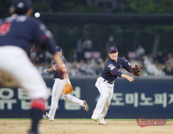 유격수 수비를 하고 있는 한태양 선수. 롯데자이언츠제공