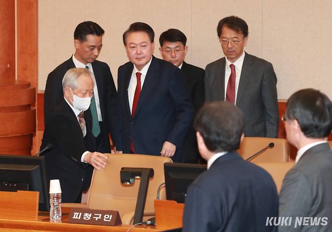 윤석열 대통령이 21일 오후 서울 종로구 재동 헌법재판소에서 열린 탄핵심판 3차 변론기일에 출석하고 있다.
