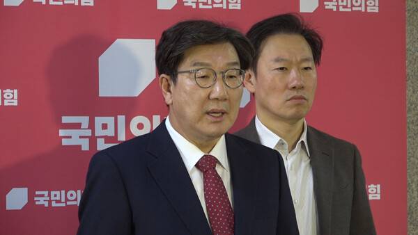 ▲권성동 국민의힘 원내대표가 21일 원내대책회의 후 백브리핑에서 윤상현 의원의 연행자 관련 경찰서장 전화의 적절성에 대해 그 정도 전화는 할 수 있다고 답하고 있다. 사진=미디어오늘 영상 갈무리