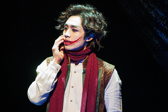 뮤지컬 ‘웃는남자’에서 그윈플렌(이석훈)이 자신의 찢겨진 입을 만지고 있다. <EMK뮤지컬컴퍼니>