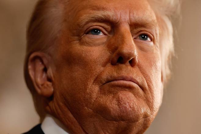 도널드 트럼프 미국 대통령이 20일(현지시간) 워싱턴 DC의 국회의사당 로툰다에서 열린 취임식에서 연설하고 있다. [AFP]