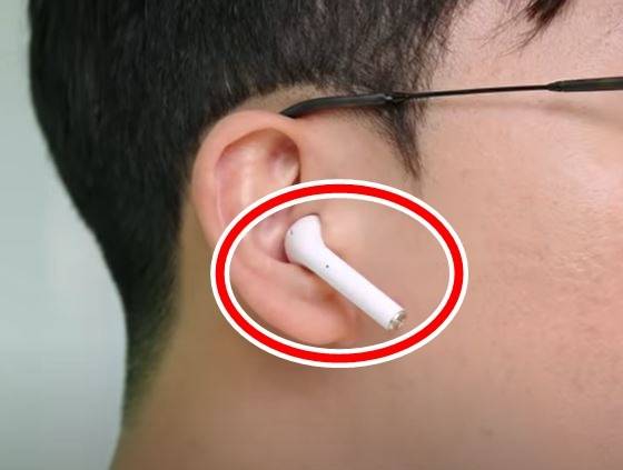 IT 유튜버가 다이소에서 판매하는 무선 이어폰을 소개하고 있다. [유튜브 ITSub잇섭 캡처]