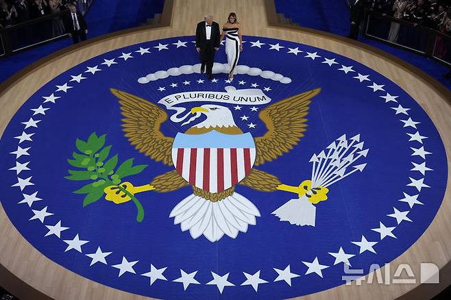 [워싱턴=AP/뉴시스] 도널드 트럼프 미국 대통령과 부인 멜라니아 여사가 20일(현지 시간) 워싱턴에서 열린 '사령관 무도회'(Commander in Chief Ball) 무대에 들어서고 있다. 트럼프 대통령 취임 축하 무도회는 '사령관 무도회', '자유의 취임 무도회'(Liberty Inaugural Ball), '스타라이트 무도회'(Starlight) 등 3개로 구성된다. 2025.01.21.