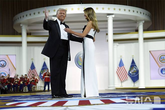 [워싱턴=AP/뉴시스] 도널드 트럼프 미국 대통령과 부인 멜라니아 여사가 20일(현지 시간) 워싱턴에서 열린 '사령관 무도회'(Commander in Chief Ball)에서 춤추고 있다. 트럼프 대통령 취임 축하 무도회는 '사령관 무도회', '자유의 취임 무도회'(Liberty Inaugural Ball), '스타라이트 무도회'(Starlight) 등 3개로 구성된다. 2025.01.21.
