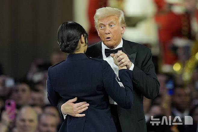 [워싱턴=AP/뉴시스] 도널드 트럼프 미국 대통령이 20일(현지 시간) 워싱턴에서 열린 '사령관 무도회'(Commander in Chief Ball)에서 한 군인과 춤추고 있다. 사령관 무도회는 현역 군인과 그 가족, 재향군인 등을 초청하는 무도회다. 2025.01.21.