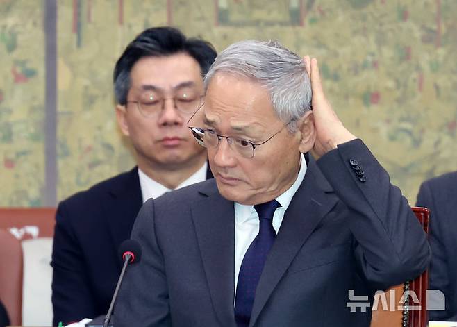 [서울=뉴시스] 고승민 기자 = 유인촌 문화체육관광부 장관이 21일 서울 여의도 국회에서 열린 제421회 국회(임시회) 문화체육관광위원회 제1차 전체회의에서 머리를 만지고 있다. 2025.01.21. kkssmm99@newsis.com