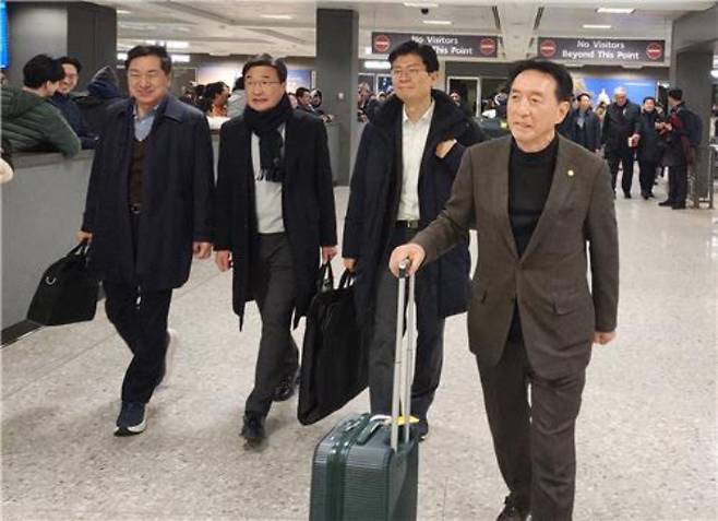 김석기 국회 외교통일위원장(오른쪽) 등 한국 의원들이 도널드 트럼프 미국 대통령 당선인의 20일(현지시간) 취임식에 참석하기 위해 지난 18일 워싱턴DC 인근 덜레스 국제공항을 통해 미국에 도착한 모습. 연합뉴스