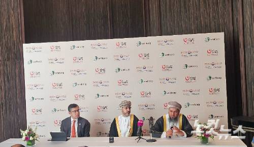 20일(현지시간) 오만 세인트 레지스 알 모우즈 무스카트 리조트에서 진행된 오만 마나 태양광 프로젝트 준공식에 앞서 관계자들이 언론간담회를 진행하고 있다. 왼쪽부터 Sembcorp industries (오만 마나2 프로젝트 담당) 중동지사 비풀 툴리(Vipul Tuli) CEO(최고경영자), 오만수전력조달공사 아흐메드 빈 살림 알 아브리(Ahmed bin Salim al Abri) CEO, Wadi Noor Solar Power(오만 마나1 프로젝트 담당) 야야 알 라와히(Yahya Al Rawahi) CEO. 김수영 기자