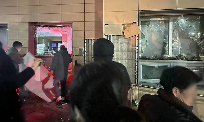 19일 새벽 윤석열 대통령에 대한 구속영장이 발부되자 서울 서부지법에 지지자들이 진입해 난동을 부리고 있다.뉴스1