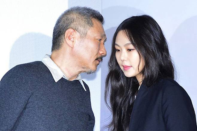 2017년 서울 광진구 롯데시네마 건대입구에서 열린 영화 ‘밤의 해변에서 혼자’ 언론 시사회에서 홍상수 감독(왼쪽)과 배우 김민희가 간담회를 마치고 자리를 나서고 있다. 뉴시스