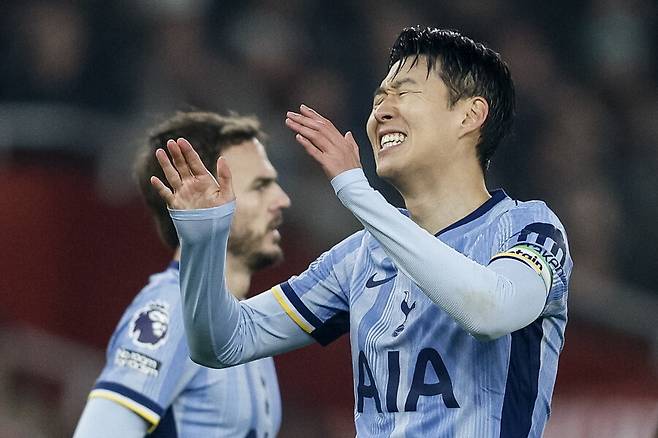 ▲ 토트넘 홋스퍼가 패하는 날이면 모든 화살은 주장 손흥민에게 향한다. 손흥민은 사과하느라 바쁘다. ⓒ연합뉴스/AFP/EPA