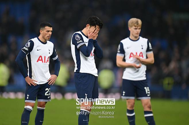 ▲ 손흥민은 이번 시즌에도 여전히 득점력과 기회를 창출하는 능력을 보여주고 있다. 그는 리그 19경기에서 6골 6도움을 기록하며 여전히 팀의 주요 공격 자원으로 활약 중이다. 그러나 그의 경기력 하락은 명백하며, 32세의 나이에 팀 전체의 짐을 홀로 짊어질 수 없다는 사실은 점점 더 분명해지고 있다.