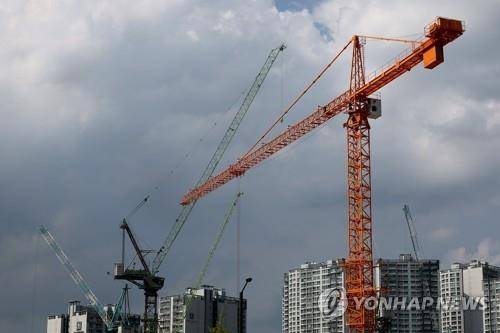 서울의 한 재건축 단지에서 작동 중인 크레인 [연합뉴스 자료사진]
