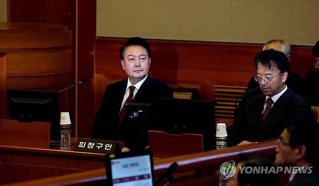 탄핵심판 3차 변론 출석한 윤 대통령 (서울=연합뉴스) 윤석열 대통령이 21일 오후 서울 종로구 헌법재판소에서 열린 탄핵심판 3차 변론에 출석하고 있다. 2025.1.21 [사진공동취재단] photo@yna.co.kr