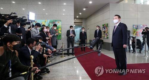 출근길 문답 하는 윤석열 대통령     (서울=연합뉴스) 안정원 기자 = 윤석열 대통령이 10일 오전 서울 용산 대통령실 청사로 출근, 기자들과 질의응답을 하고 있다. 2022.11.10 [대통령실통신사진기자단]  jeong@yna.co.kr