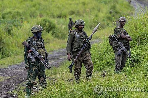 민주콩고 동부에서 정부군과 싸우는 M23 반군 대원 [AP 연합뉴스 자료사진. 재판매 및 DB 금지]