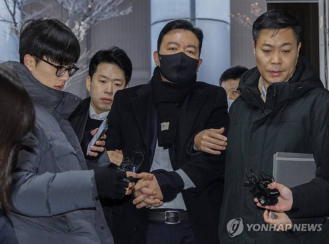 조사실 향하는 김성훈 대통령 경호처 차장 (서울=연합뉴스) 황광모 기자 = 지난 3일 고위공직자범죄수사처와 경찰의 윤석열 대통령 체포영장 집행 시도를 저지한 혐의(특수공무집행방해)로 체포된 김성훈 대통령 경호처 차장이 지난 18일 오전 경찰 국가수사본부 특별수사단(특수단)에서 2차 조사를 받기 위해 수사관들과 이동하고 있다. 2025.1.18 hkmpooh@yna.co.kr