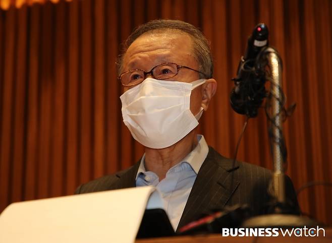 홍원식 남양유업 회장이 2021년 5월 자사 유제품 불가리스가 신종 코로나바이러스 감염증(코로나19) 억제 효과가 있다는 발표로 빚어진 논란과 관련해 남양유업 본사 대강당에서 대국민 사과를 발표하고 있다. /이명근 기자 qwe123@