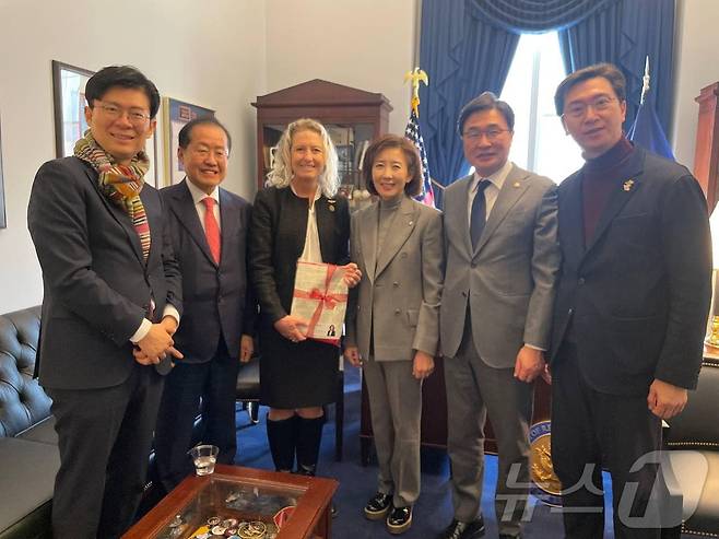 도널드 트럼프 미국 대통령 취임식을 보기 위해 미국 워싱턴을 찾은 홍준표 대구시장(왼쪽에서 두번째), 나경원 국민의힘 의원(4번째) 등이 젠 키건스 하원 의원(공화당)을 만나 기념촬영을 하고 있다. (SNS 갈무리) ⓒ 뉴스1