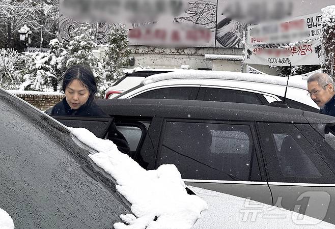 홍상수 감독(64)과 연인 사이인 배우 김민희(42)가 임신한 것으로 알려졌다. 17일 디스패치에 따르면 김민희는 지난해 여름 홍상수 감독의 아이를 자연 임신한 것을 알았으며, 올 봄 출산 예정이라고 보도했다. 사진은 임신 초기인 지난해 11월 27일 하얀 눈이 내리던 날 경기도 양평 인근 식당을 김민희와 함께 찾은 홍상수 감독. (뉴스1`DB)2025.1.17/뉴스1 ⓒ News1 박혜성 기자