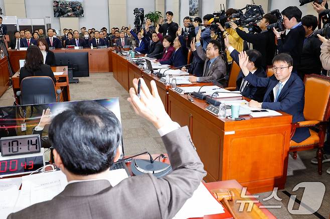 안규백 위원장, 한병도 더불어민주당 간사를 비롯한 야당 의원들이 22일 오전 서울 여의도 국회에서 열린 윤석열 정부의 비상계엄 선포를 통한 내란 혐의 진상규명 국정조사 1차 청문회에서 윤석열 대통령 동행명령장 발부 관련 찬성 거수 표결을 하고 있다. 2025.1.22/뉴스1 ⓒ News1 안은나 기자