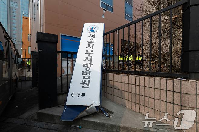 20일 오전 서울 마포구 서울서부지방법원에서 윤석열 대통령 지지자들의 난입으로 인해 파손된 법원 입간판의 모습이 보인다. 한편 윤석열 대통령의 구속영장 발부 직후 지지자들의 집단 난입과 폭력사태로 아수라장이 된 서울서부지방법원은 이날부터 정상운영에 들어간다. 다만 차량 운행은 불가능하고, 법원 출입 시 신분확인이 필요하다. 2025.1.20/뉴스1 ⓒ News1 이승배 기자