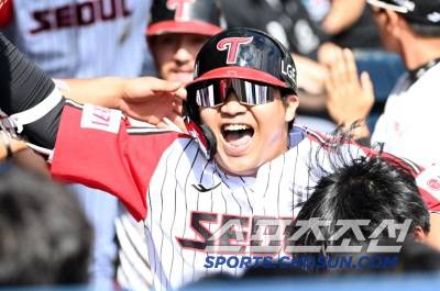 22일 잠실야구장에서 열린 두산과 LG의 경기, 1회말 무사 2,3루 LG 문보경이 우월 3점홈런을 치고 기쁨을 나누고 있다. 잠실=허상욱 기자 wook@sportschosun.com/2024.09.22/