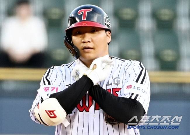 20일 잠실야구장에서 열린 SSG와 LG의 경기, 2회말 LG 문보경이 2루타를 치고 있다. 잠실=허상욱 기자 wook@sportschosun.com/2024.08.2