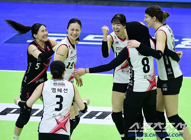 22일 수원체육관에서 열린 배구 V리그 여자부 현대건설과 정관장 경기. 2세트를 역전으로 따내고 기뻐하는 정관장 선수들. 수원=송정헌 기자songs@sportschosun.com/2025.01.22/