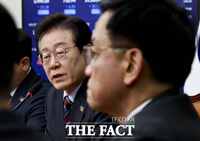 더불어민주당이 내란 특검법을 상당 부분 양보했음에도 여야 합의 불발로 최상목 대통령 권한대행의 거부권 행사에 무게가 실린다. 지난 13일 이재명 대표가 최상목 권한대행을 만난 모습. /배정한 기자