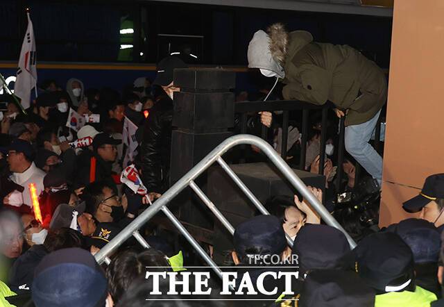 서울경찰청은 21일 서울서부지법 담을 넘어 건조물침입 혐의로 현행범 체포한 22명 중 주동자 1명을 제외한 21명을 석방했다. 지난 18일 오후 서울서부지법에서 내란 우두머리 혐의 등으로 체포된 윤석열 대통령의 구속 전 피의자 심문(영장실질심사)이 진행되고 있는 가운데 지지자들이 법원 담장을 넘어왔다가 다시 밖으로 나가고 있다. /임영무 기자