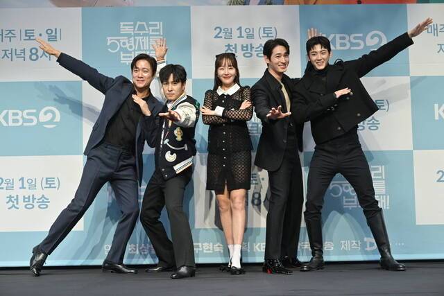 배우 최대철 김동완 엄지원 윤박 이석기(왼쪽부터)가 22일 오후 서울 구로구 라마다 서울 신도림 호텔에서 진행된 KBS2 새 토일드라마 '독수리 5형제를 부탁해!' 제작발표회에 참석했다. /KBS