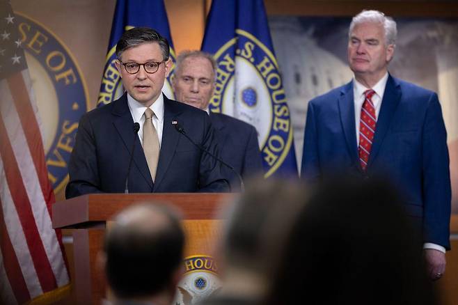 공화당이 간신히 절반 넘게 차지한 연방 하원을 이끌고 있는 마이크 존슨 의장