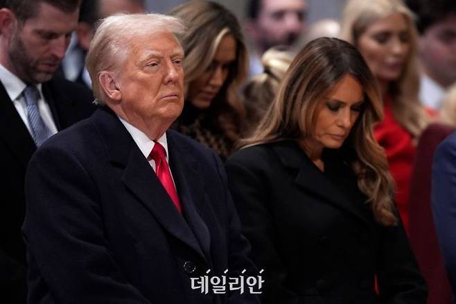 도널드 트럼프 미국 대통령이 21일(현지 시간) 부인 멜라니아 여사와 함께 워싱턴 국립대성당에서 열린 국가 기도회에 참석해 기도하고 있다. 이 기도회는 1933년 시작된 전통 미 대통령 취임 행사로 트럼프 대통령은 기도회 참석으로 공식 취임 행사를 마무리했다.ⓒ뉴시스